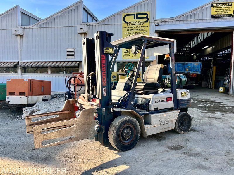 CHARIOT ÉLÉVATEUR À GAZ KOMATSU FG25T-11E AVEC PINCES - 1995 / 7938 HEURES - Empilhadeira a diesel: foto 1 CHARIOT ÉLÉVATEUR À GAZ KOMATSU FG25T-11E AVEC PINCES - 1995 / 7938 HEURES - Empilhadeira a diesel: foto 1