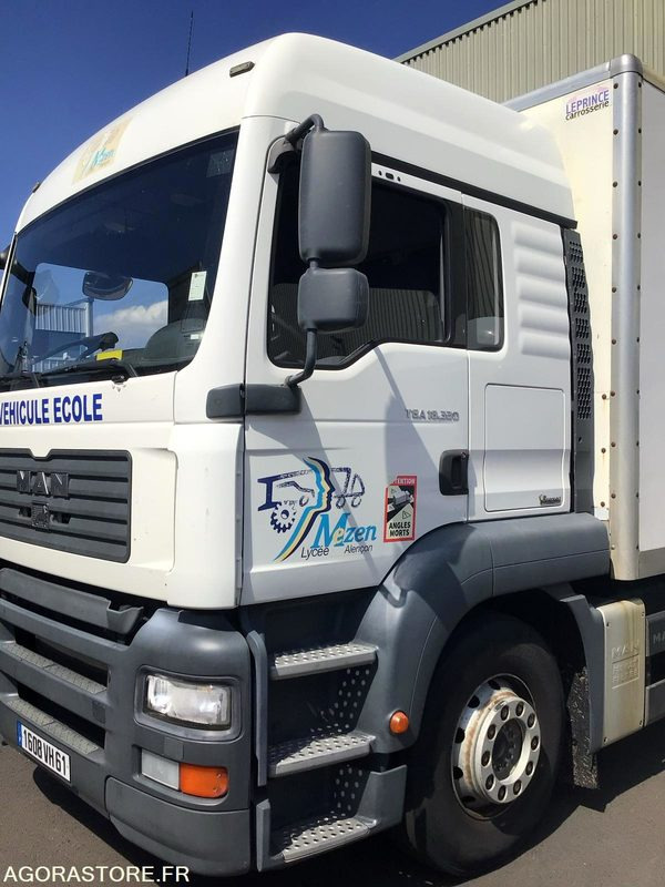 CAMION PORTEUR - Camião: foto 1 CAMION PORTEUR - Camião: foto 1