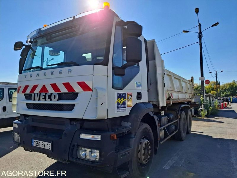 Camion poids lourds 6X4 IVECO TRAKKER 26T bi-benne - Camião: foto 2 Camion poids lourds 6X4 IVECO TRAKKER 26T bi-benne - Camião: foto 2