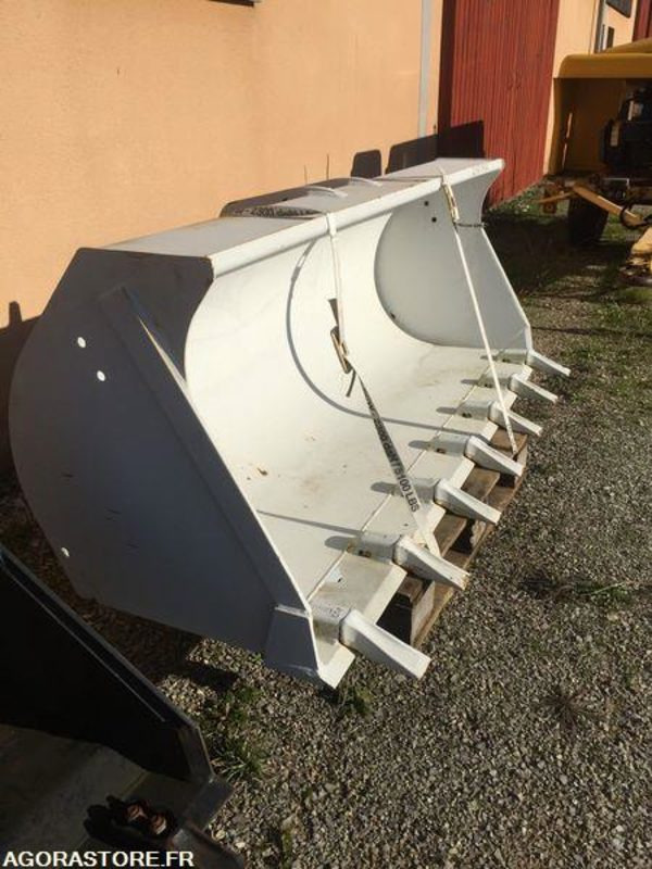 Godet neuf de chargeuse 2000mm New Holland W50, W60, W70, W80 - Balde para carregadeiras: foto 5 Godet neuf de chargeuse 2000mm New Holland W50, W60, W70, W80 - Balde para carregadeiras: foto 5