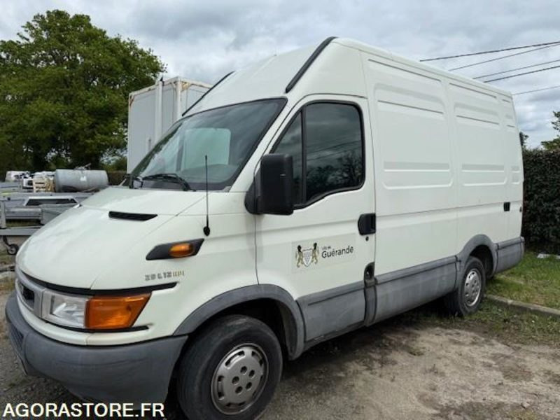 IVECO DAILY - 2003 - 173808KMS - Furgão: foto 1 IVECO DAILY - 2003 - 173808KMS - Furgão: foto 1