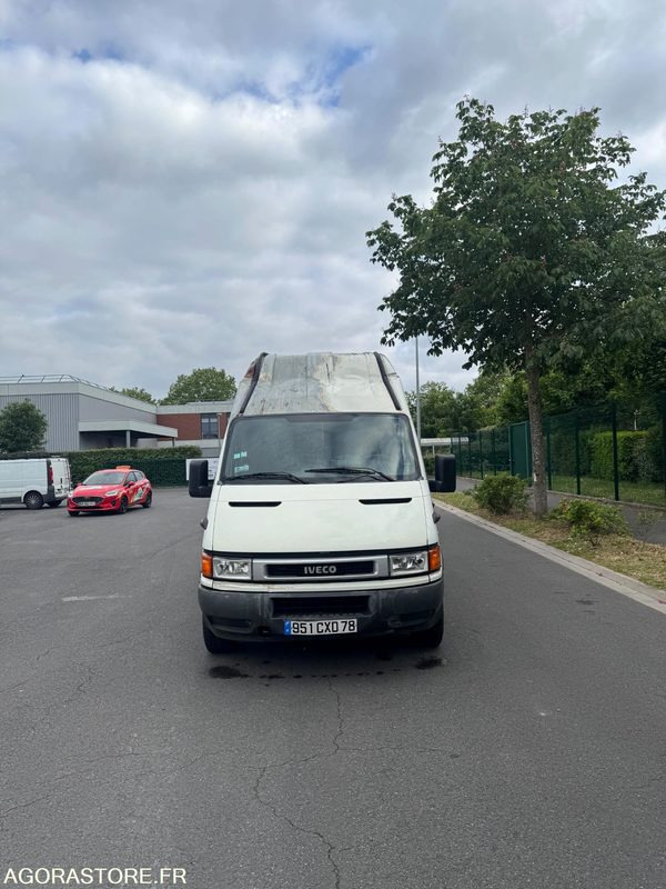 IVECO DAILY 35S12 - 67 000 KM - Furgão: foto 3 IVECO DAILY 35S12 - 67 000 KM - Furgão: foto 3