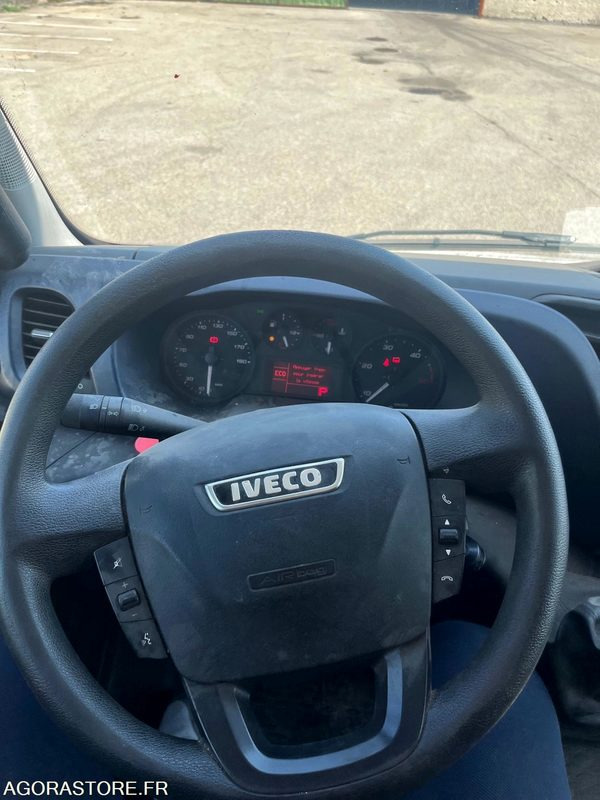 Iveco Daily 35C BVA - 2019 - 118 200km - Furgão: foto 4 Iveco Daily 35C BVA - 2019 - 118 200km - Furgão: foto 4