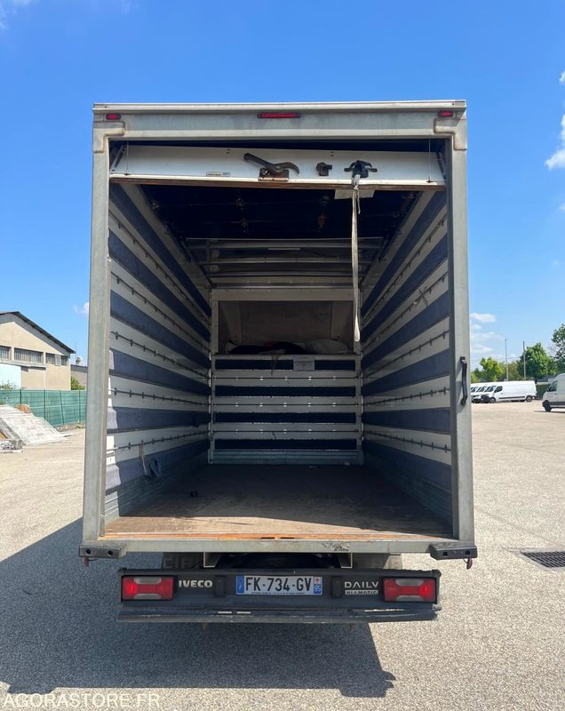 Iveco Daily 35C BVA - 2019 - 118 200km - Furgão: foto 3 Iveco Daily 35C BVA - 2019 - 118 200km - Furgão: foto 3