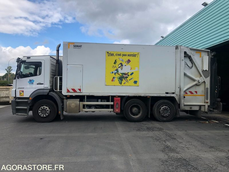 MERCEDES AXOR 26T-21m3 - 287235 kms - 2014 - Caminhão de lixo: foto 3 MERCEDES AXOR 26T-21m3 - 287235 kms - 2014 - Caminhão de lixo: foto 3