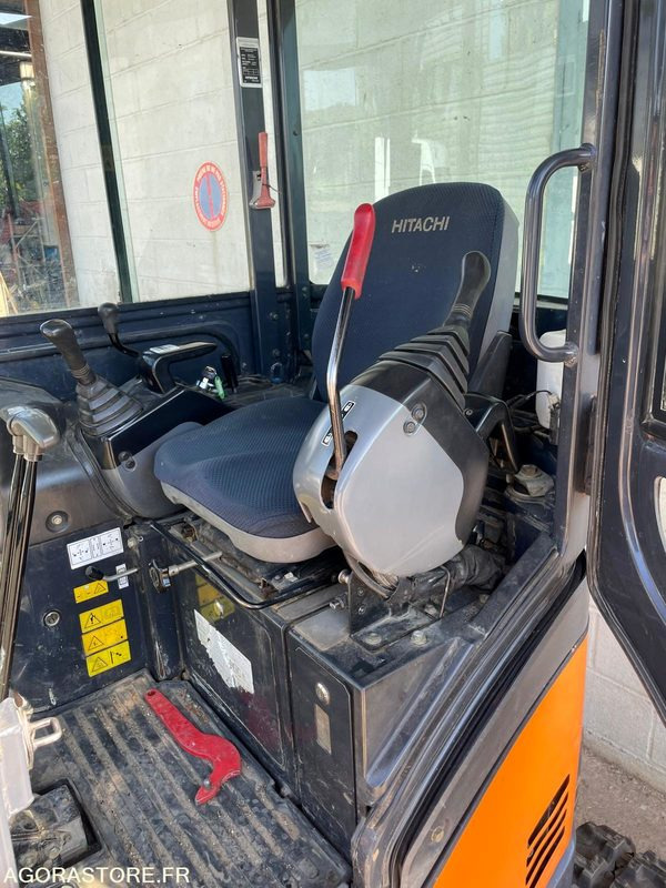 Leasing de  MINI-PELLE SUR CHENILLE CAOUTCHOUC HITACHI ZX17U-2  15CV 1.9T AVEC 3 GODETS MINI-PELLE SUR CHENILLE CAOUTCHOUC HITACHI ZX17U-2  15CV 1.9T AVEC 3 GODETS: foto 7