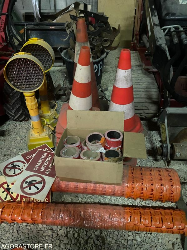Matériel signalisation Borne, filet orange et panneaux vert/rouge - Equipamento de construção: foto 1 Matériel signalisation Borne, filet orange et panneaux vert/rouge - Equipamento de construção: foto 1