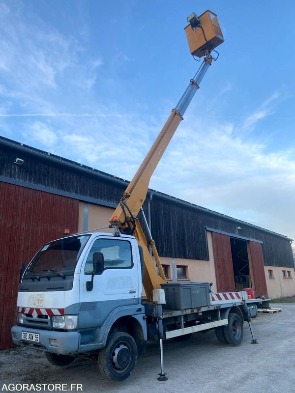Nacelle Multitel 160 ALU DS monté sur Nissan Cabstar - Caminhão com plataforma aérea: foto 3 Nacelle Multitel 160 ALU DS monté sur Nissan Cabstar - Caminhão com plataforma aérea: foto 3