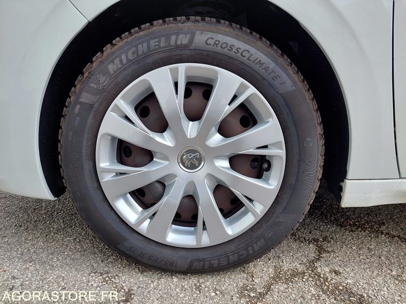 Peugeot 208 - 2018 - 111 261 kms- FB713AZ-ESSENCE - Automóvel: foto 2 Peugeot 208 - 2018 - 111 261 kms- FB713AZ-ESSENCE - Automóvel: foto 2