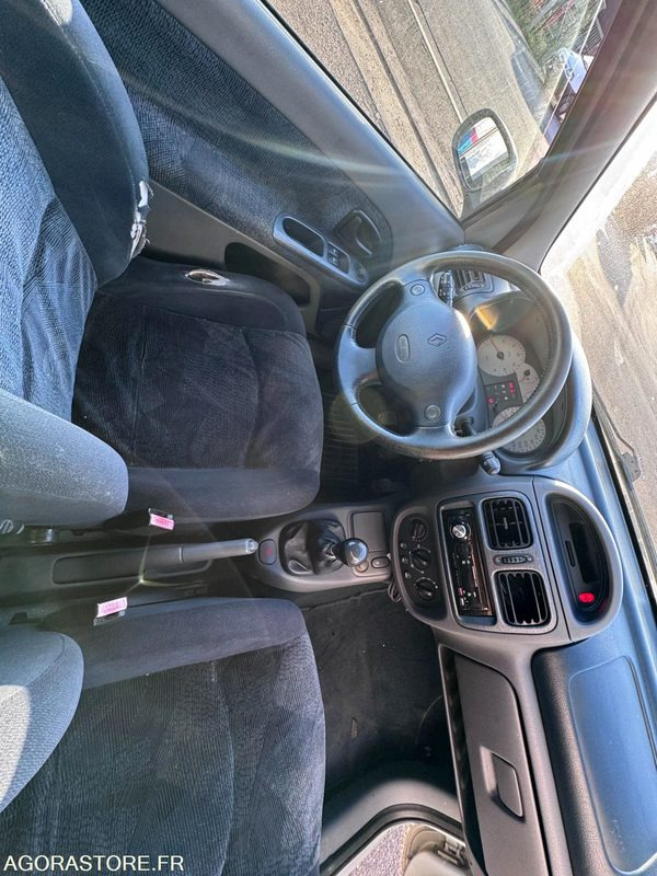 RENAULT CLIO 1.6I 110CH - 264830KMS - 1999 - Automóvel: foto 2 RENAULT CLIO 1.6I 110CH - 264830KMS - 1999 - Automóvel: foto 2