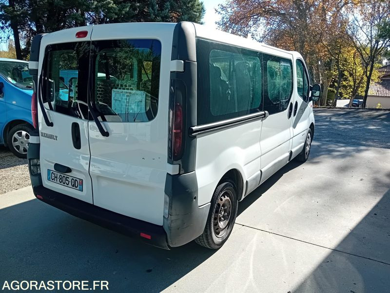 RENAULT TRAFIC VP DCI 100 TPMR - 134000km - 2006 - Furgão: foto 3 RENAULT TRAFIC VP DCI 100 TPMR - 134000km - 2006 - Furgão: foto 3