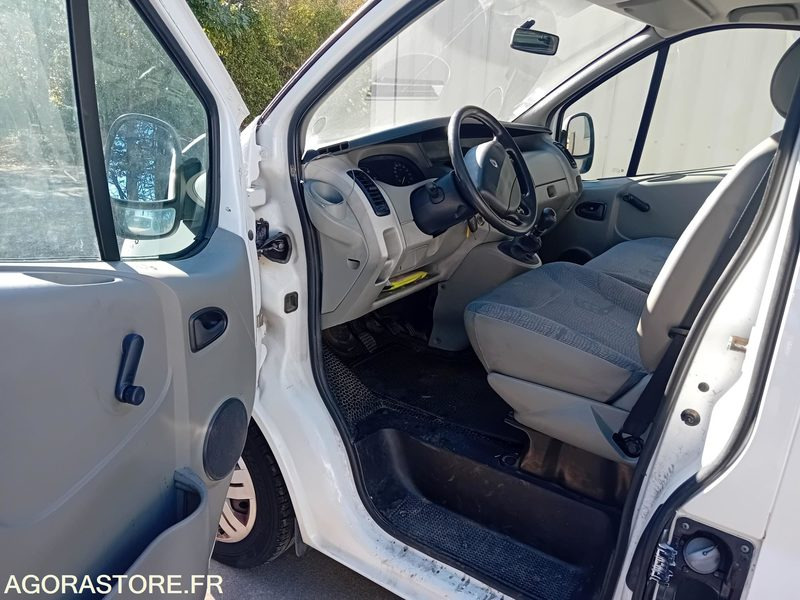 RENAULT TRAFIC VP DCI 100 TPMR - 134000km - 2006 - Furgão: foto 5 RENAULT TRAFIC VP DCI 100 TPMR - 134000km - 2006 - Furgão: foto 5