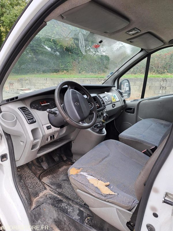 Renault Trafic - 2005 - 79515kms - 529 CLZ 38 - Furgão: foto 5 Renault Trafic - 2005 - 79515kms - 529 CLZ 38 - Furgão: foto 5