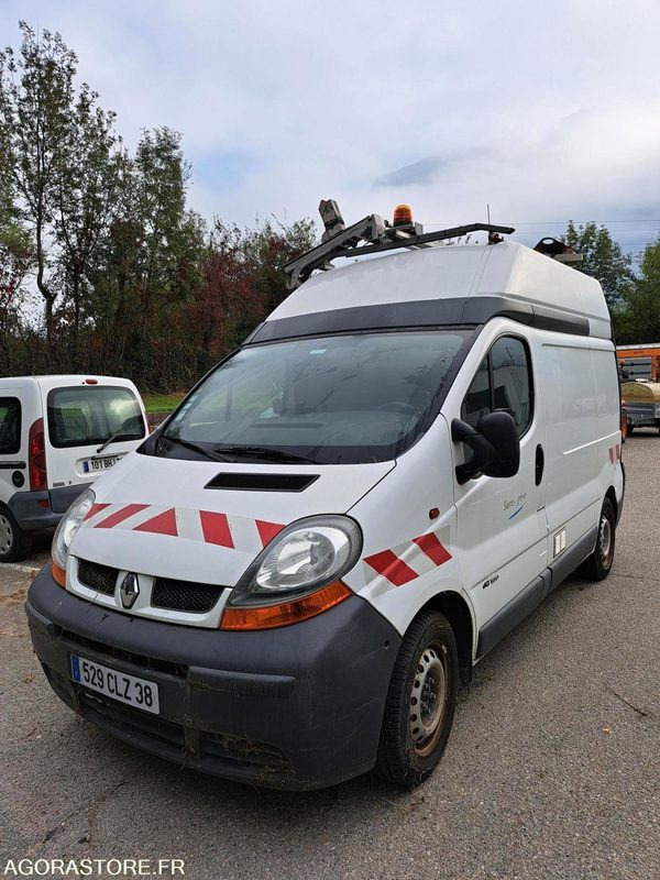 Renault Trafic - 2005 - 79515kms - 529 CLZ 38 - Furgão: foto 1 Renault Trafic - 2005 - 79515kms - 529 CLZ 38 - Furgão: foto 1