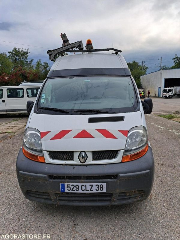 Renault Trafic - 2005 - 79515kms - 529 CLZ 38 - Furgão: foto 3 Renault Trafic - 2005 - 79515kms - 529 CLZ 38 - Furgão: foto 3