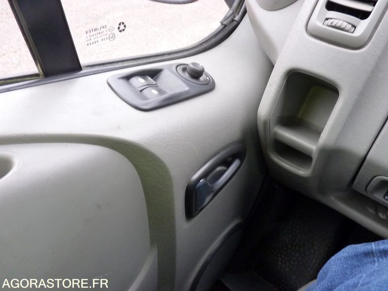 Furgão compacto Renault Trafic 9 Places: foto 11