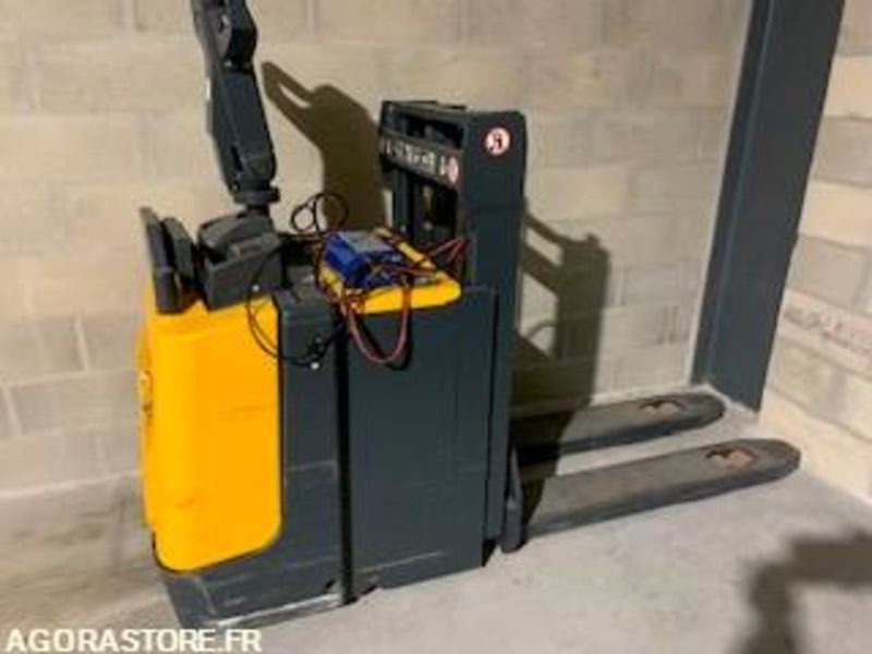 Transpalette électrique sur batteries déchargées. JUNGHEINRICH - Stacker: foto 2 Transpalette électrique sur batteries déchargées. JUNGHEINRICH - Stacker: foto 2