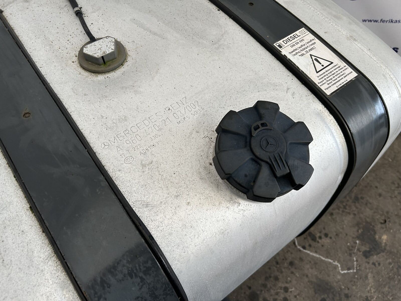 Mercedes-Benz 330L complete fuel tank with brackets - Tanque de combustível por Camião: foto 4 Mercedes-Benz 330L complete fuel tank with brackets - Tanque de combustível por Camião: foto 4