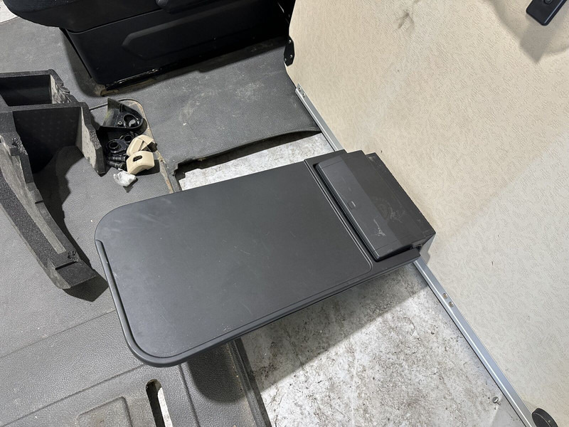 Mercedes-Benz passenger seat with lower bunk and table - Banco por Camião: foto 4 Mercedes-Benz passenger seat with lower bunk and table - Banco por Camião: foto 4