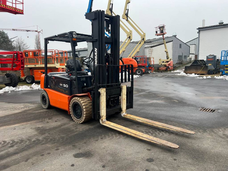 Doosan B50X5 5T 6m Triplex non-marking (1840) - Empilhadeira elétrica: foto 5 Doosan B50X5 5T 6m Triplex non-marking (1840) - Empilhadeira elétrica: foto 5