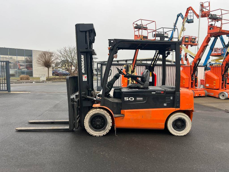 Doosan B50X5 5T 6m Triplex non-marking (1841) - Empilhadeira elétrica: foto 2 Doosan B50X5 5T 6m Triplex non-marking (1841) - Empilhadeira elétrica: foto 2
