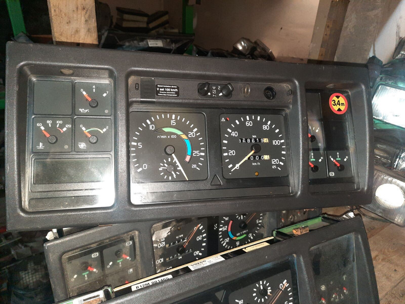 Volvo 70361832-1 . 70361831. 70329201-2 .22205475-P03. 70392912-P01/ - Painel de instrumentos: foto 1 Volvo 70361832-1 . 70361831. 70329201-2 .22205475-P03. 70392912-P01/ - Painel de instrumentos: foto 1