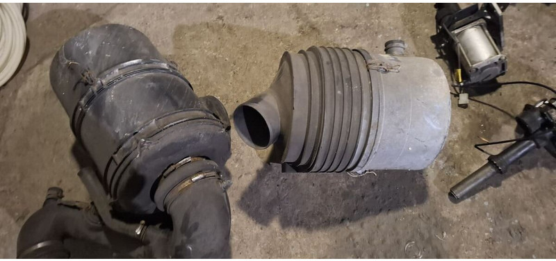 Volvo B12 - Sistema de admissão de ar: foto 1 Volvo B12 - Sistema de admissão de ar: foto 1