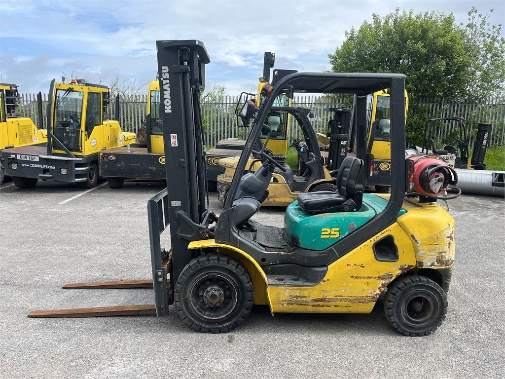 Komatsu FG25HT-16R - Empilhadeira a gás: foto 1 Komatsu FG25HT-16R - Empilhadeira a gás: foto 1
