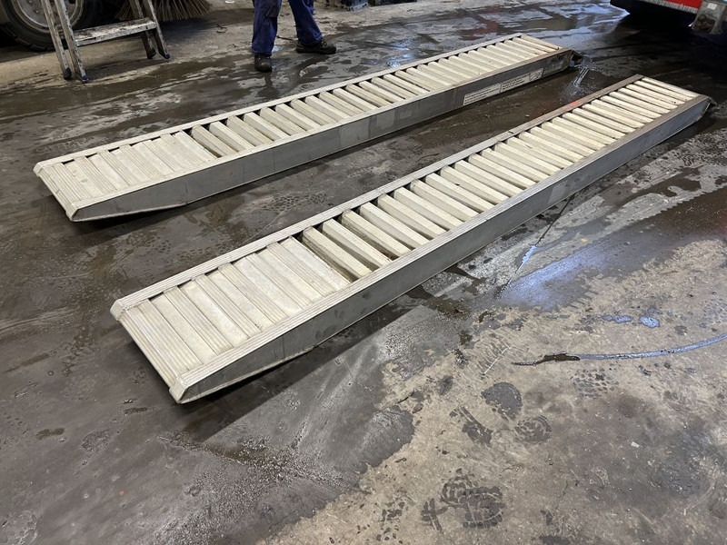 Altec OPRIJPLATEN (RAMPEN) 3,65 METER LANG - Equipamento: foto 1 Altec OPRIJPLATEN (RAMPEN) 3,65 METER LANG - Equipamento: foto 1