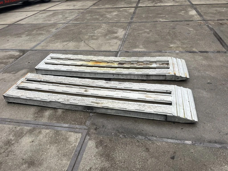 Onbekend 2x oprijplaat 240cm lang 50cm breed 10cm dik - Equipamento: foto 4 Onbekend 2x oprijplaat 240cm lang 50cm breed 10cm dik - Equipamento: foto 4