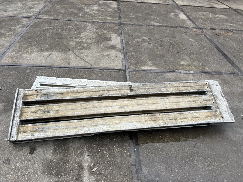 Onbekend 2x oprijplaat 240cm lang 50cm breed 10cm dik - Equipamento: foto 3 Onbekend 2x oprijplaat 240cm lang 50cm breed 10cm dik - Equipamento: foto 3