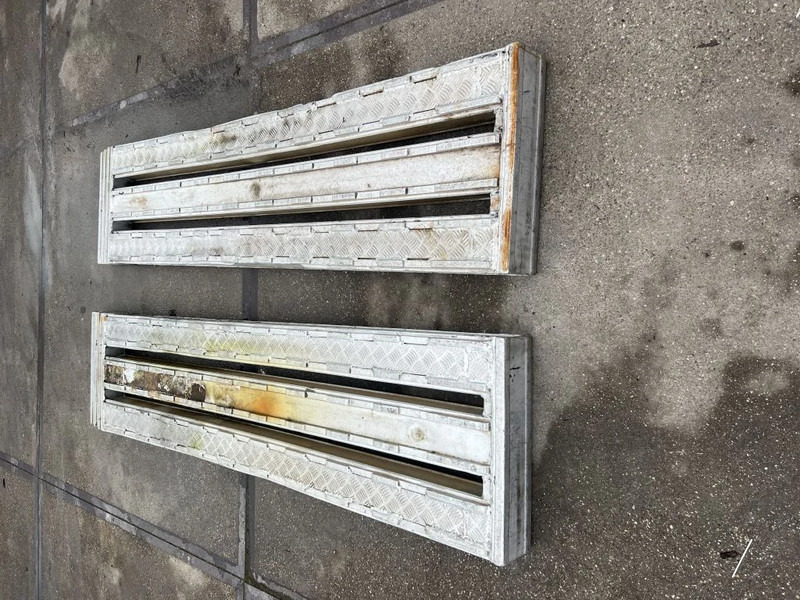 Onbekend 2x oprijplaat 240cm lang 50cm breed 10cm dik - Equipamento: foto 2 Onbekend 2x oprijplaat 240cm lang 50cm breed 10cm dik - Equipamento: foto 2
