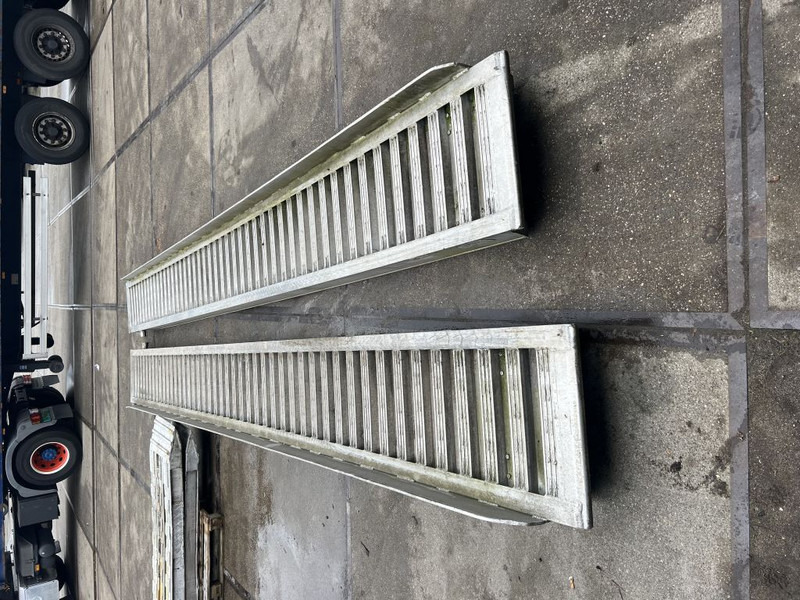 Onbekend 600cm lang Oprijplaat 600cm lang 55 cm breed - Equipamento: foto 3 Onbekend 600cm lang Oprijplaat 600cm lang 55 cm breed - Equipamento: foto 3