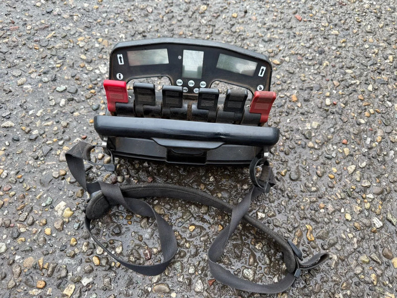 Scania R500 V8 8X4 + HIAB 220-5 + REMOTE + CABLELIFT - FULL STEEL SUSP. MANUAL GEAR. BIG AXLES - Camião com sistema de cabo, Camião grua: foto 3 Scania R500 V8 8X4 + HIAB 220-5 + REMOTE + CABLELIFT - FULL STEEL SUSP. MANUAL GEAR. BIG AXLES - Camião com sistema de cabo, Camião grua: foto 3