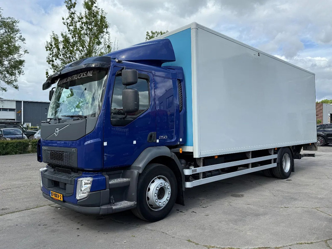 Volvo FL 250 18 TON - ONLY 169.291 KM + DHOLLANDIA LIF - Camião furgão: foto 1 Volvo FL 250 18 TON - ONLY 169.291 KM + DHOLLANDIA LIF - Camião furgão: foto 1