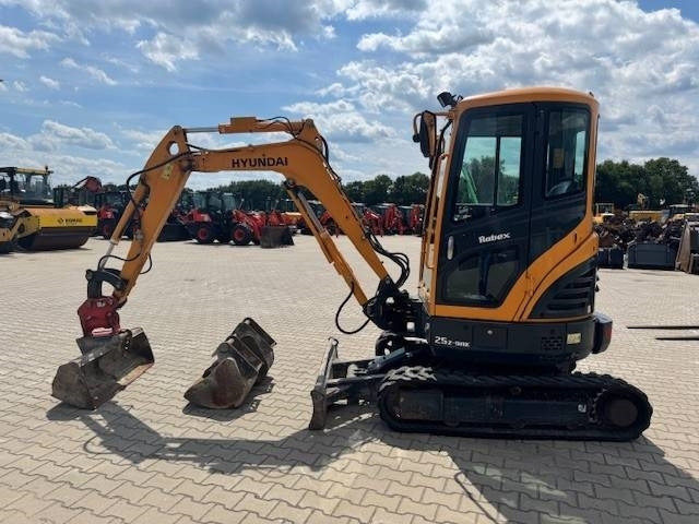 Hyundai R25Z-9 AK - Mini escavadeira: foto 1 Hyundai R25Z-9 AK - Mini escavadeira: foto 1
