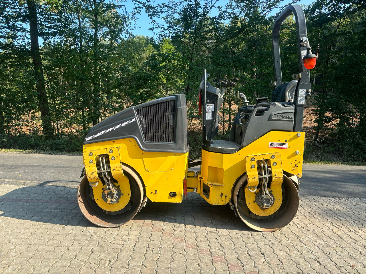 BOMAG BW 120 AD-5 - Compactador pequeno de asfalto: foto 1 BOMAG BW 120 AD-5 - Compactador pequeno de asfalto: foto 1