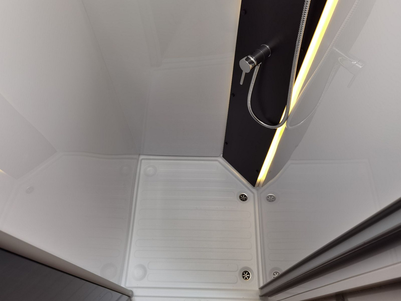 Autocaravana perfilada Chausson 630 TITANIUM / - 2026 - / EINZEL. - HUBBETTEN: foto 18