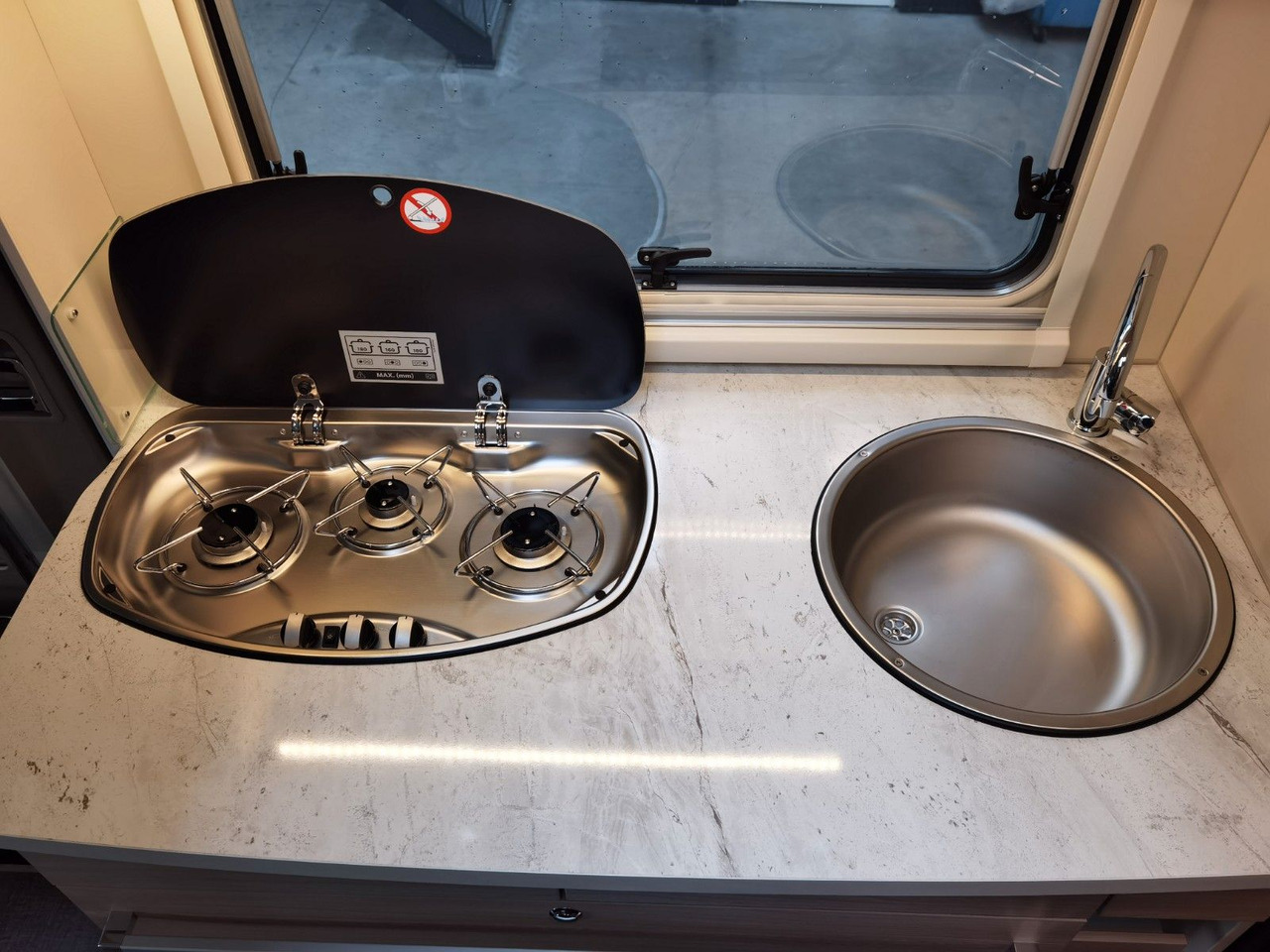 Autocaravana capucine Eura Mobil ACTIVA ONE 690 HB / 180PS-40H MAXI/ PANORAMADACH: foto 15