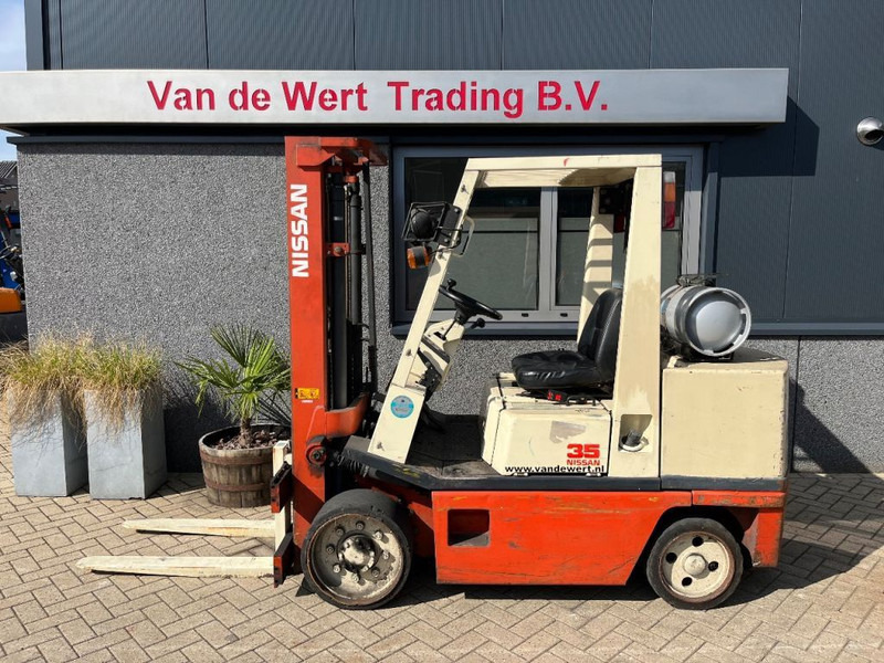 Nissan FG35U heftruck dulpo310 freelift 3e functie LPG COMPACT - Empilhadeira a gás: foto 1 Nissan FG35U heftruck dulpo310 freelift 3e functie LPG COMPACT - Empilhadeira a gás: foto 1