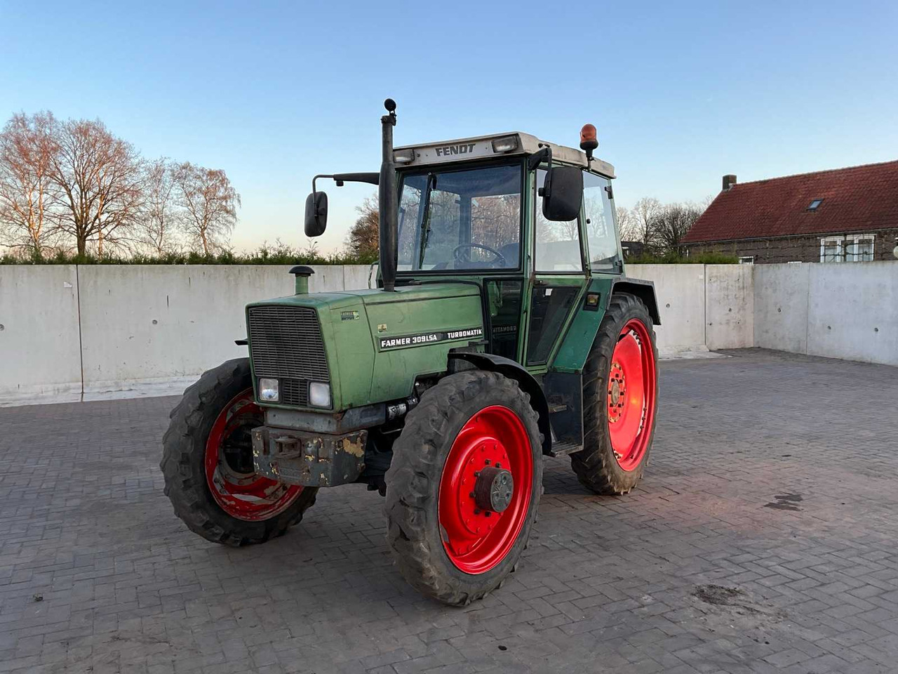 1982 FENDT ALL-WHEEL DRIVE FARM TRACTOR - Trator: foto 1 1982 FENDT ALL-WHEEL DRIVE FARM TRACTOR - Trator: foto 1