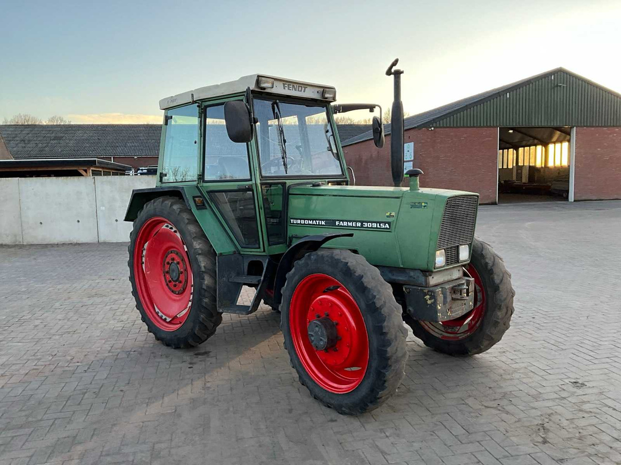 1982 FENDT ALL-WHEEL DRIVE FARM TRACTOR - Trator: foto 3 1982 FENDT ALL-WHEEL DRIVE FARM TRACTOR - Trator: foto 3