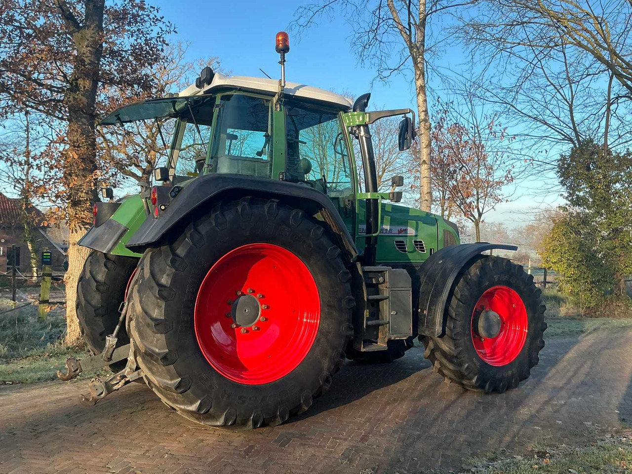 2004 FENDT 818 VARIO TMS ALL-WHEEL DRIVE FARM TRACTOR - Trator: foto 3 2004 FENDT 818 VARIO TMS ALL-WHEEL DRIVE FARM TRACTOR - Trator: foto 3