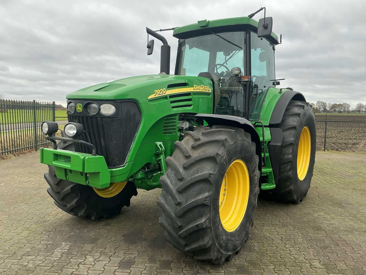 2004 JOHN DEERE 7920 ALL-WHEEL DRIVE FARM TRACTOR - Trator: foto 1 2004 JOHN DEERE 7920 ALL-WHEEL DRIVE FARM TRACTOR - Trator: foto 1