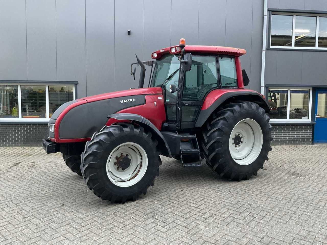 2004 VALTRA T120 ALL-WHEEL DRIVE FARM TRACTOR - Trator: foto 1 2004 VALTRA T120 ALL-WHEEL DRIVE FARM TRACTOR - Trator: foto 1
