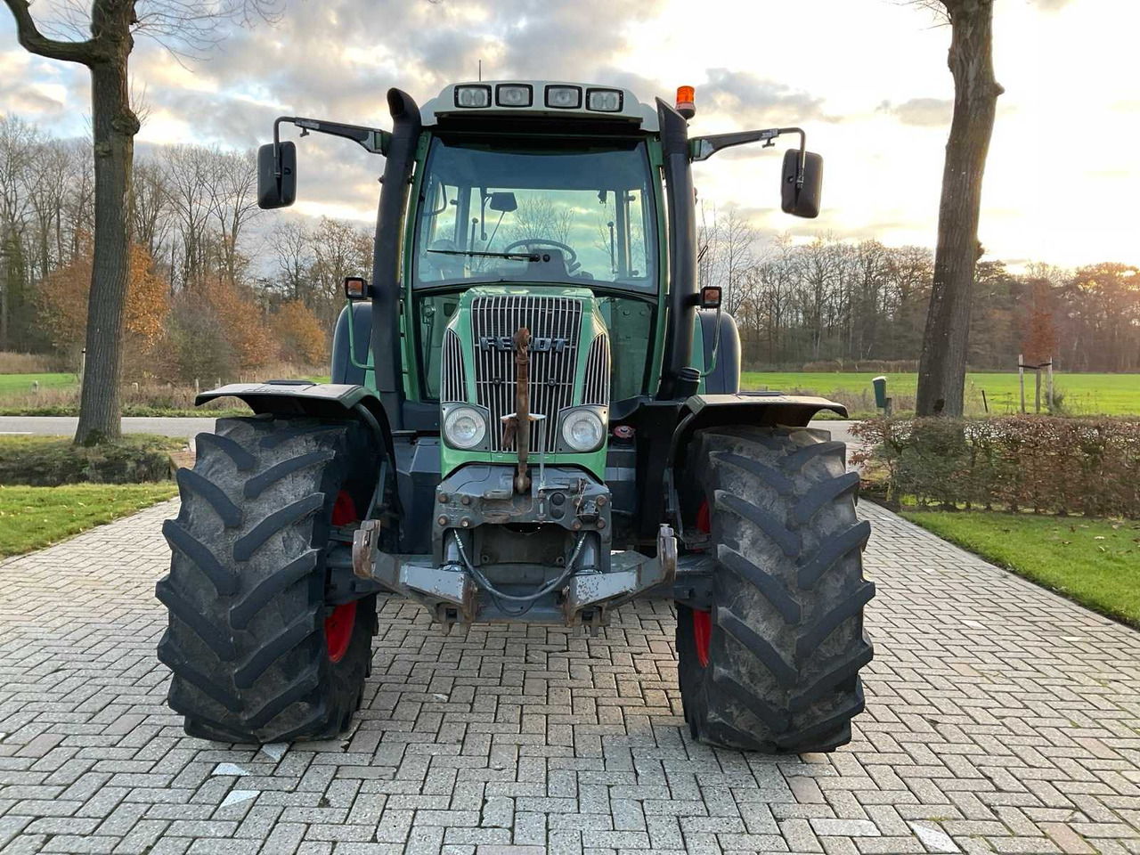 2005 FENDT FARMER 412 VARIO ALL-WHEEL DRIVE FARM TRACTOR - Trator: foto 2 2005 FENDT FARMER 412 VARIO ALL-WHEEL DRIVE FARM TRACTOR - Trator: foto 2