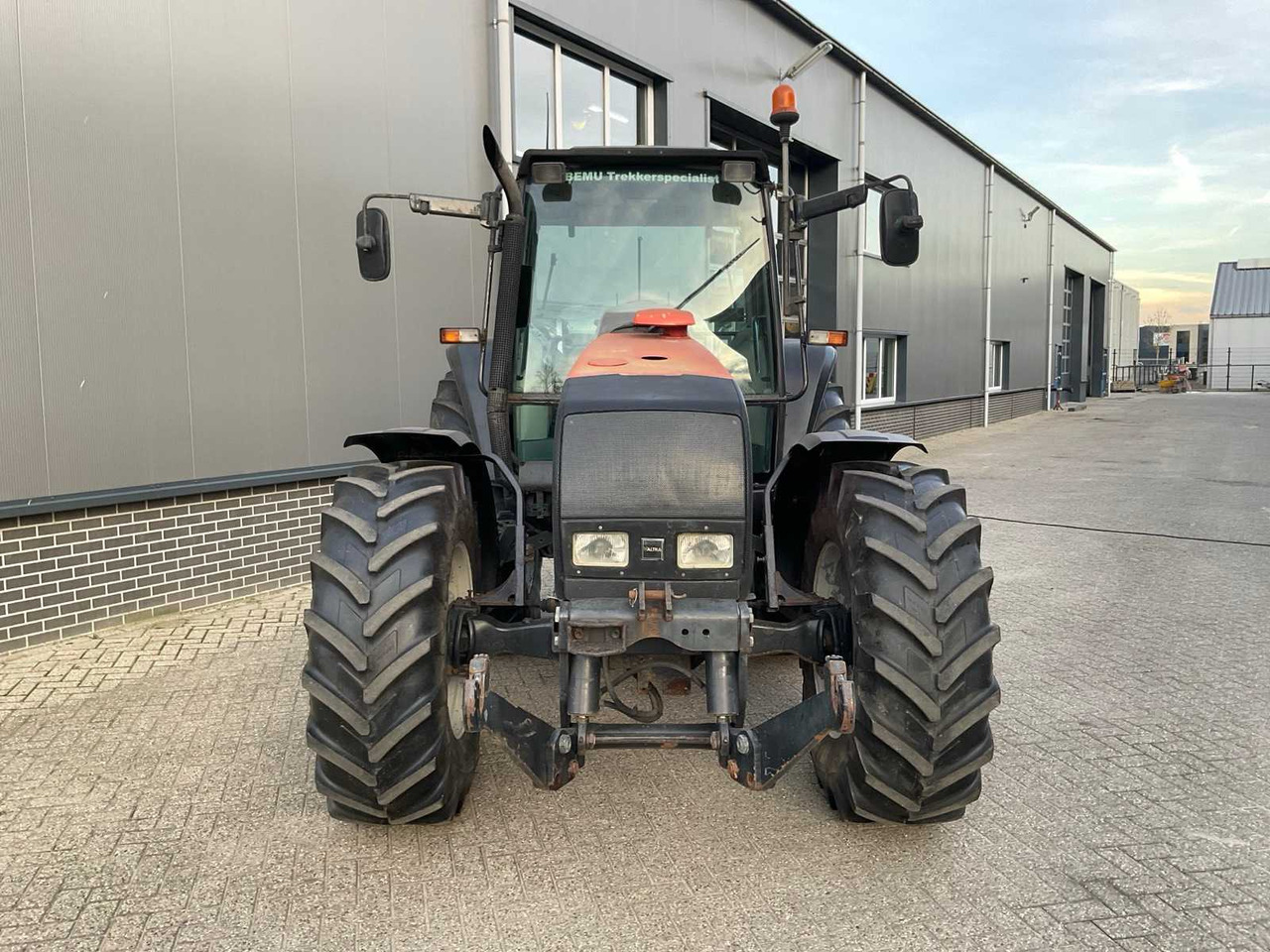 2005 VALTRA 6850 HITECH ALL-WHEEL DRIVE FARM TRACTOR - Trator: foto 3 2005 VALTRA 6850 HITECH ALL-WHEEL DRIVE FARM TRACTOR - Trator: foto 3