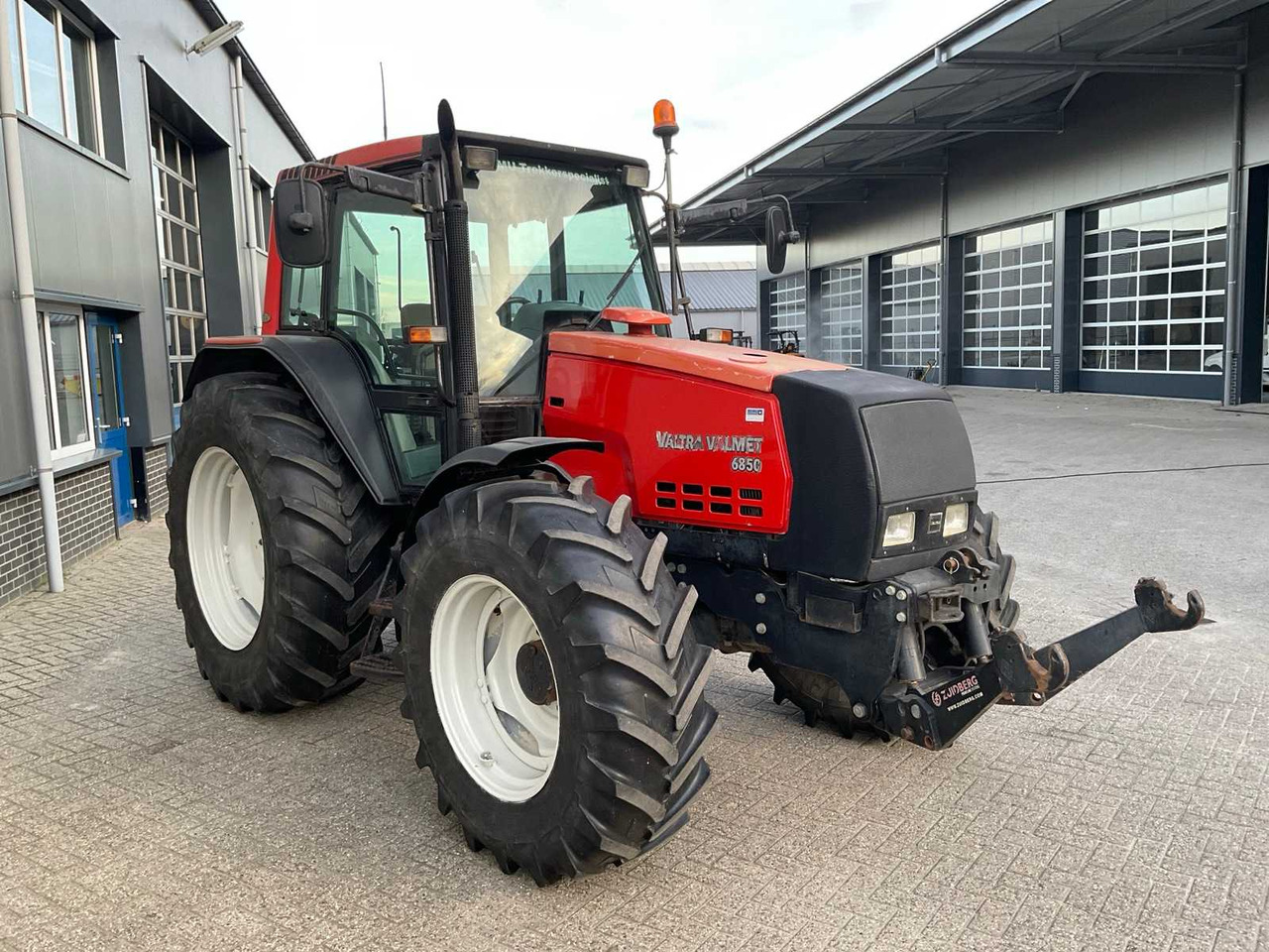 2005 VALTRA 6850 HITECH ALL-WHEEL DRIVE FARM TRACTOR - Trator: foto 4 2005 VALTRA 6850 HITECH ALL-WHEEL DRIVE FARM TRACTOR - Trator: foto 4