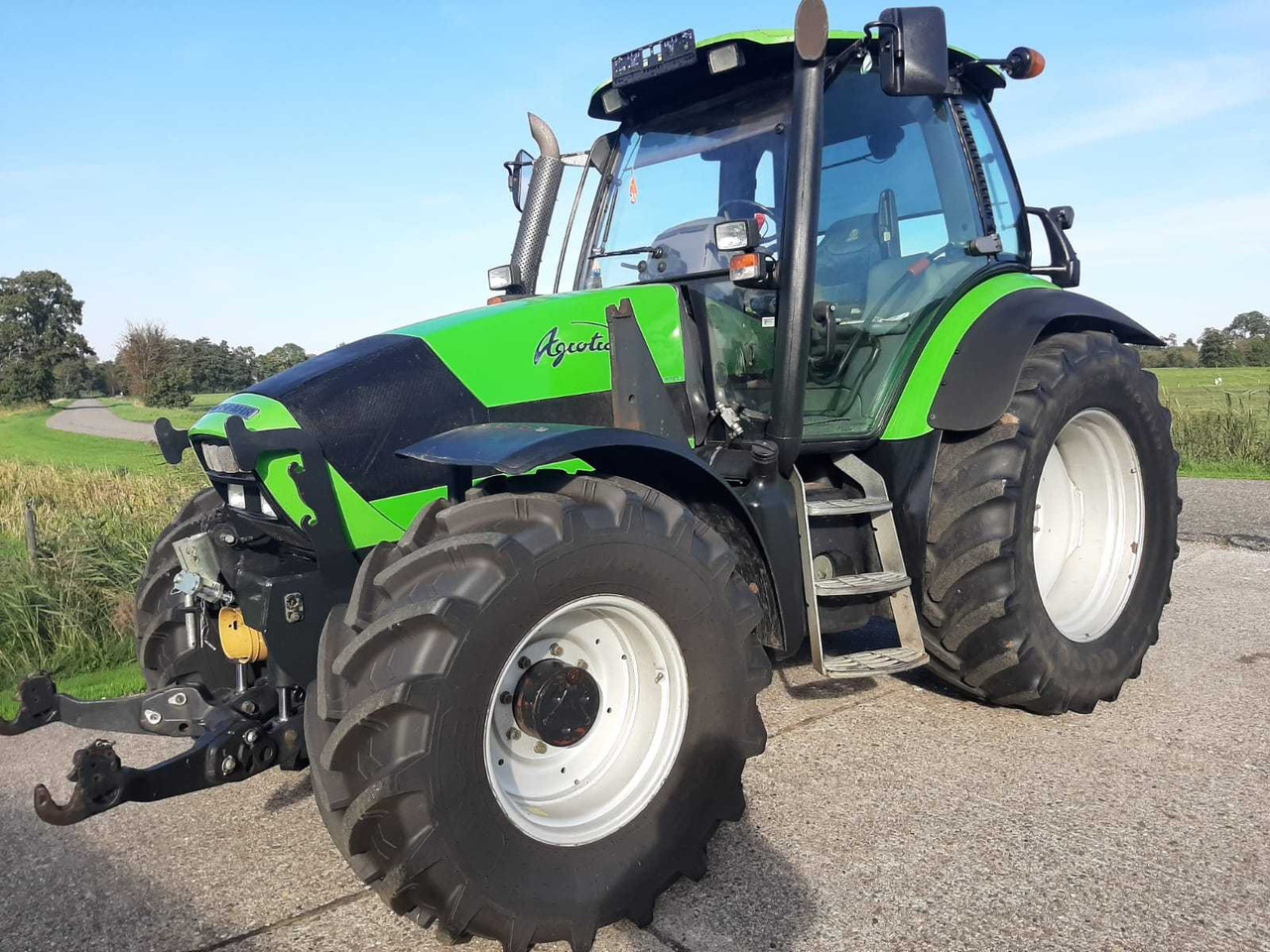 2006 DEUTZ-FAHR AGROTRON 108 FOUR WHEEL DRIVE FARM TRACTOR - Trator: foto 1 2006 DEUTZ-FAHR AGROTRON 108 FOUR WHEEL DRIVE FARM TRACTOR - Trator: foto 1