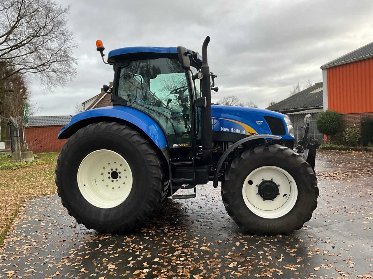2011 NEW HOLLAND T6020 ELITE FOUR WHEEL DRIVE FARM TRACTOR - Trator: foto 4 2011 NEW HOLLAND T6020 ELITE FOUR WHEEL DRIVE FARM TRACTOR - Trator: foto 4